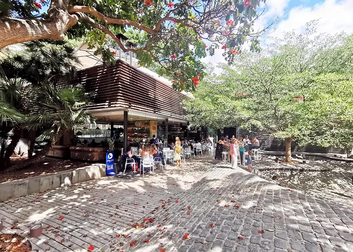 Home2book Spacious Family Home, Cruz Center *